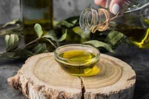 close up olive oil pouring into bowl 23 2148364511 Baal Lambe Karne Ke Gharelu Nuskhe Hindi Me