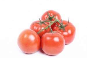 fresh red tomatos 144627 33944 Gora Hone Ke Gharelu Nuskhe (गोरा होने के घरेलू नुस्खे)