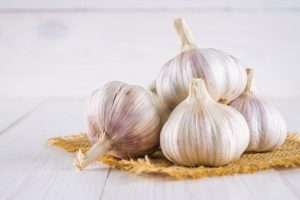 garlic cloves garlic bulb white wooden table 71756 1422 Pet Saaf Karne Ke Gharelu Upay (पेट साफ़ करने के घरेलू उपाय)